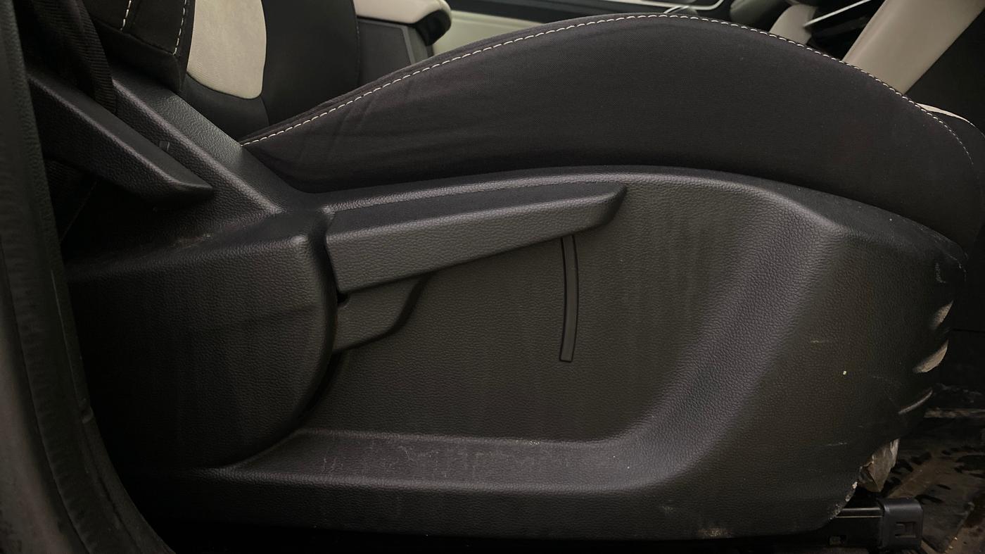 2024 MG ASTOR Shine 1.5 MT (Ivory), Petrol, Manual, 28,017 km, Driver Side Adjustment Panel