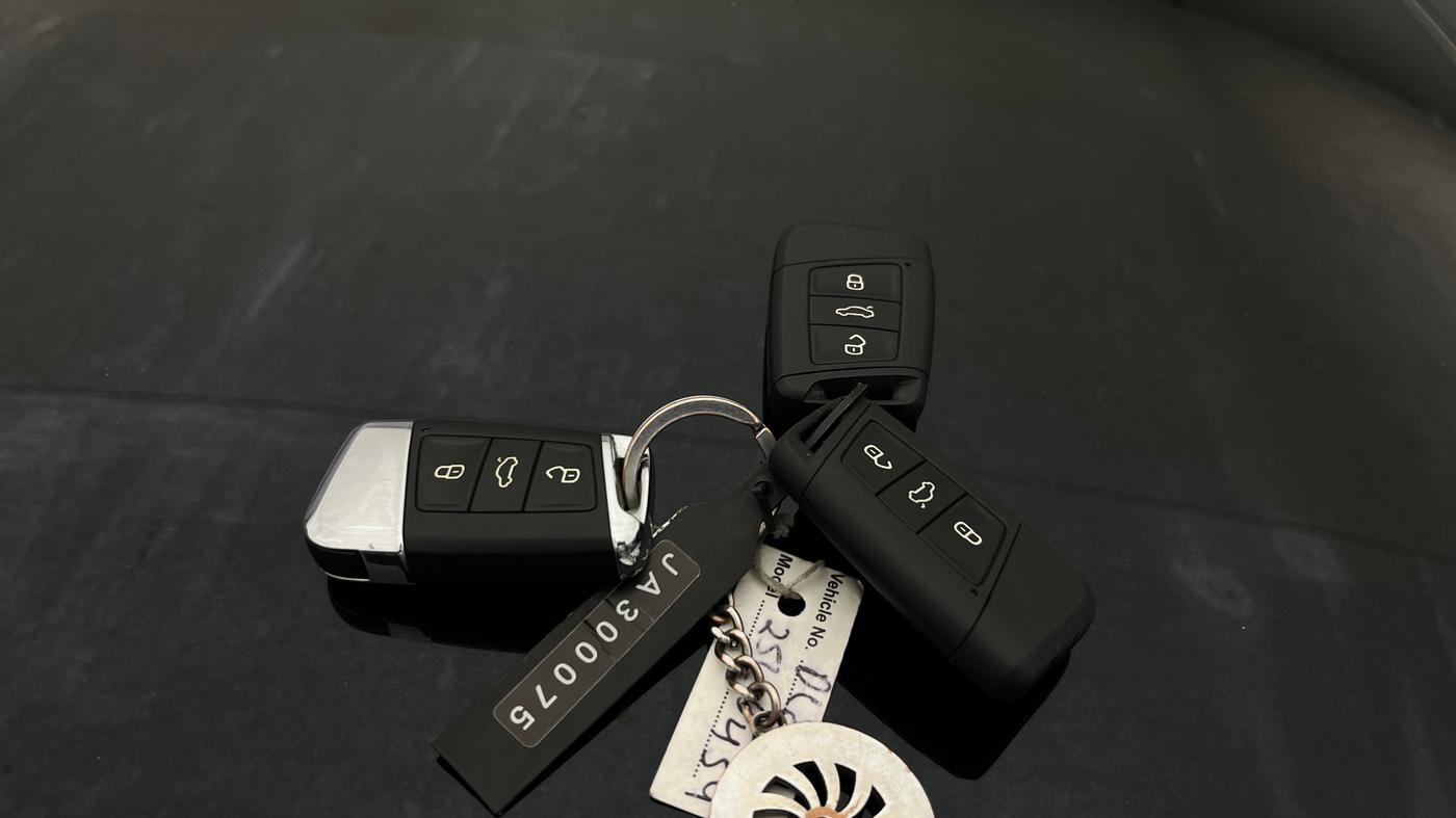 2018 Skoda Superb L&K 1.8 TSI AT, Petrol, Automatic, 28,943 km, Key Close Up
