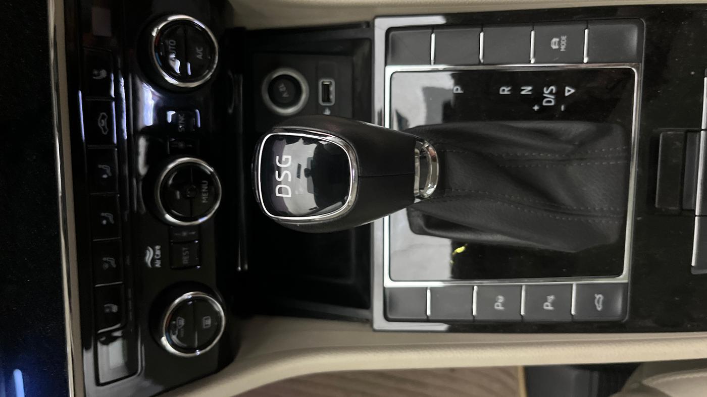 2018 Skoda Superb L&K 1.8 TSI AT, Petrol, Automatic, 28,943 km, Gear Lever