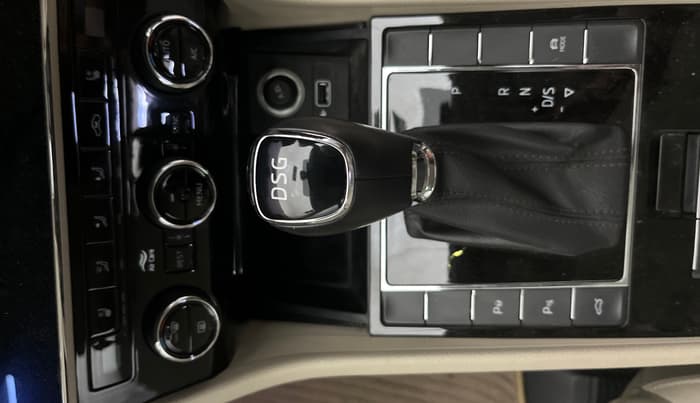 2018 Skoda Superb L&K 1.8 TSI AT, Petrol, Automatic, 28,905 km, Gear Lever