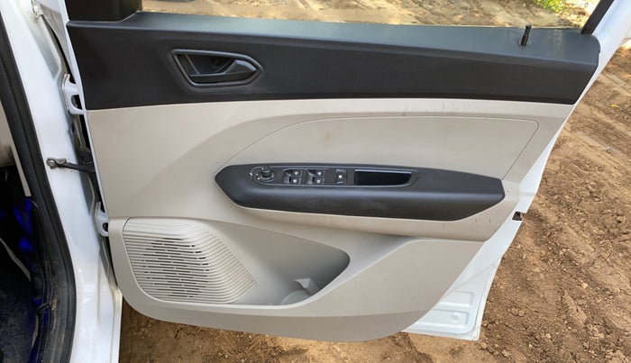 2021 Renault TRIBER RXT, Petrol, Manual, 50,726 km, Driver Side Door Panels Control