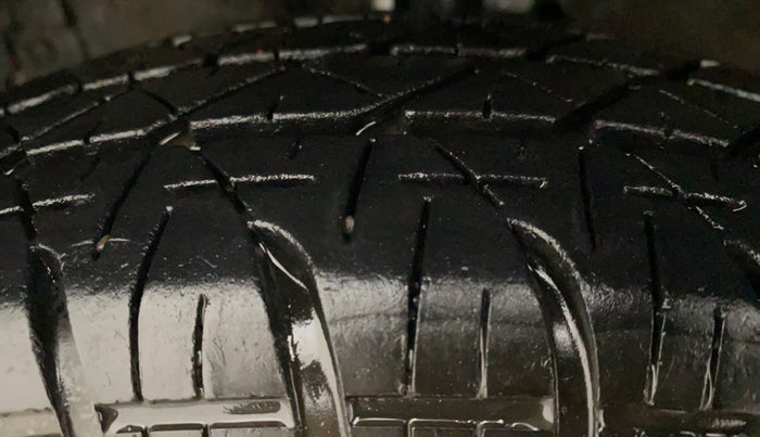 2015 Maruti Swift VXI, Petrol, Manual, 91,580 km, Left Front Tyre Tread