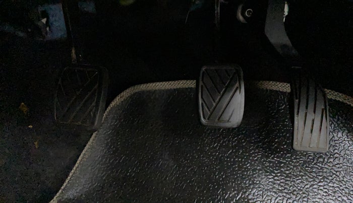 2015 Maruti Swift VXI, Petrol, Manual, 91,580 km, Pedals