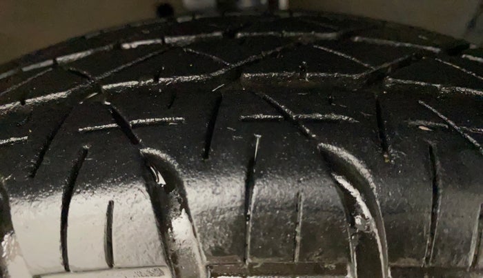 2015 Maruti Swift VXI, Petrol, Manual, 91,580 km, Right Front Tyre Tread