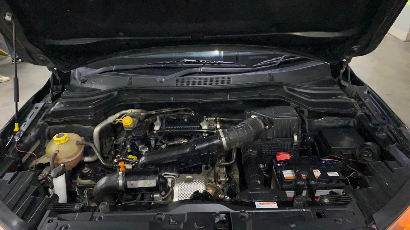 2022 Mahindra XUV300 W4 1.2 PETROL, Petrol, Manual, 80,828 km, Engine View