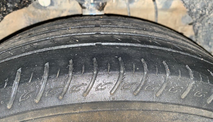 2022 Mahindra XUV300 W4 1.2 PETROL, Petrol, Manual, 80,828 km, Right Front Tyre Tread