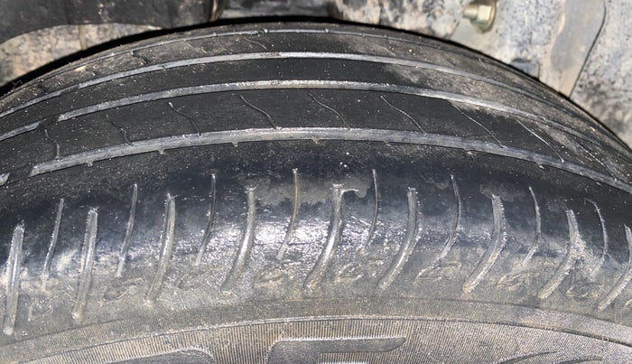 2022 Mahindra XUV300 W4 1.2 PETROL, Petrol, Manual, 80,828 km, Right Rear Tyre Tread