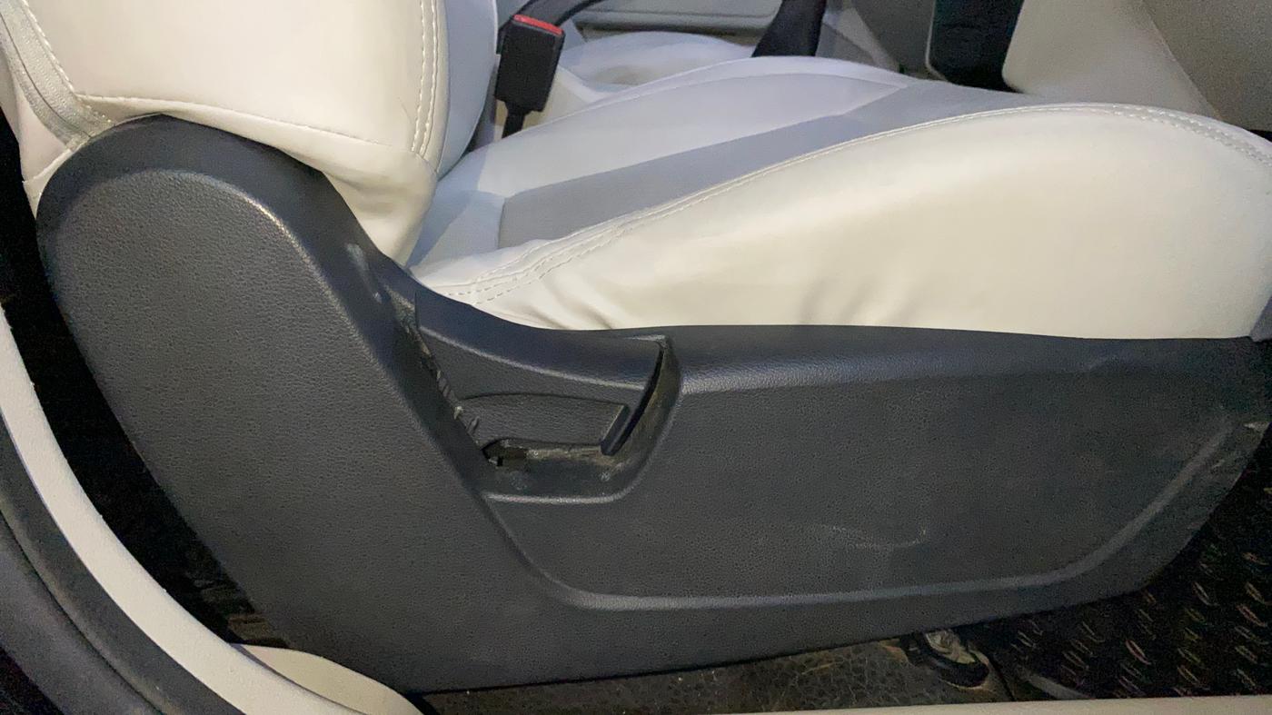 2022 Mahindra XUV300 W4 1.2 PETROL, Petrol, Manual, 80,828 km, Driver Side Adjustment Panel