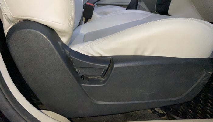 2022 Mahindra XUV300 W4 1.2 PETROL, Petrol, Manual, 80,828 km, Driver Side Adjustment Panel