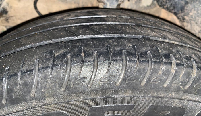 2022 Mahindra XUV300 W4 1.2 PETROL, Petrol, Manual, 80,828 km, Left Front Tyre Tread