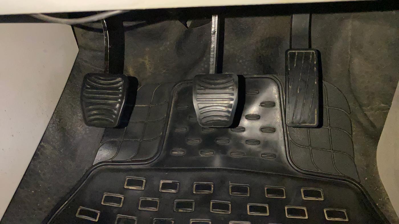 2022 Mahindra XUV300 W4 1.2 PETROL, Petrol, Manual, 80,828 km, Pedals
