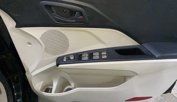 2022 Mahindra XUV300 W4 1.2 PETROL, Petrol, Manual, 80,828 km, Driver Side Door Panels Control