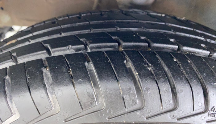 2010 Hyundai i10 MAGNA 1.2, Petrol, Manual, 36,623 km, Left Front Tyre Tread