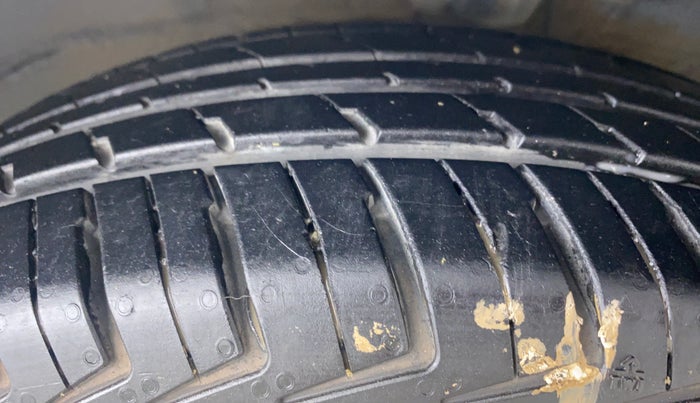 2010 Hyundai i10 MAGNA 1.2, Petrol, Manual, 36,623 km, Right Front Tyre Tread