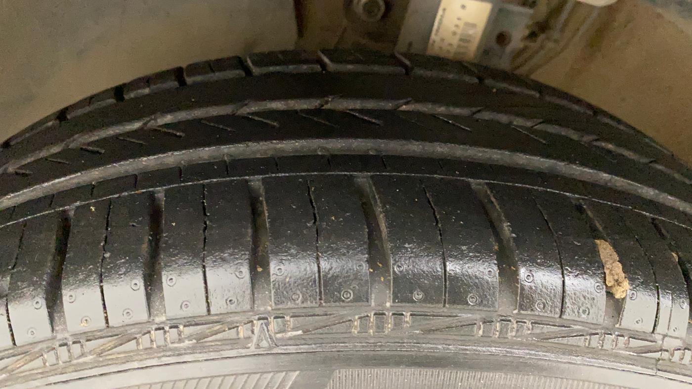 2014 Volkswagen Polo HIGHLINE1.2L, Petrol, Manual, 37,711 km, Left Front Tyre Tread