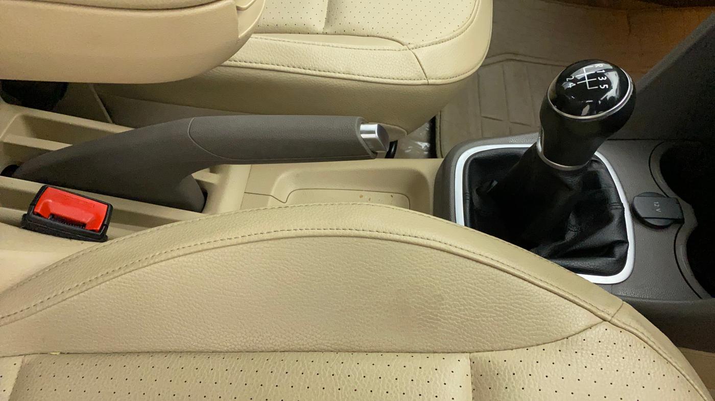 2018 Volkswagen Vento HIGHLINE DIESEL 1.5, Diesel, Manual, 1,06,080 km, Gear Lever