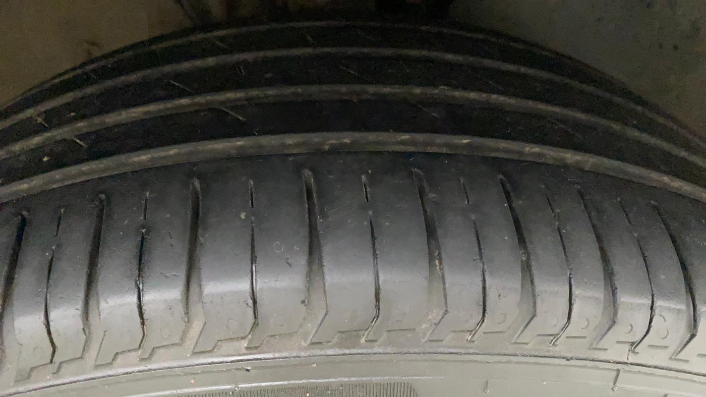 2018 Volkswagen Vento HIGHLINE DIESEL 1.5, Diesel, Manual, 1,06,080 km, Right Front Tyre Tread