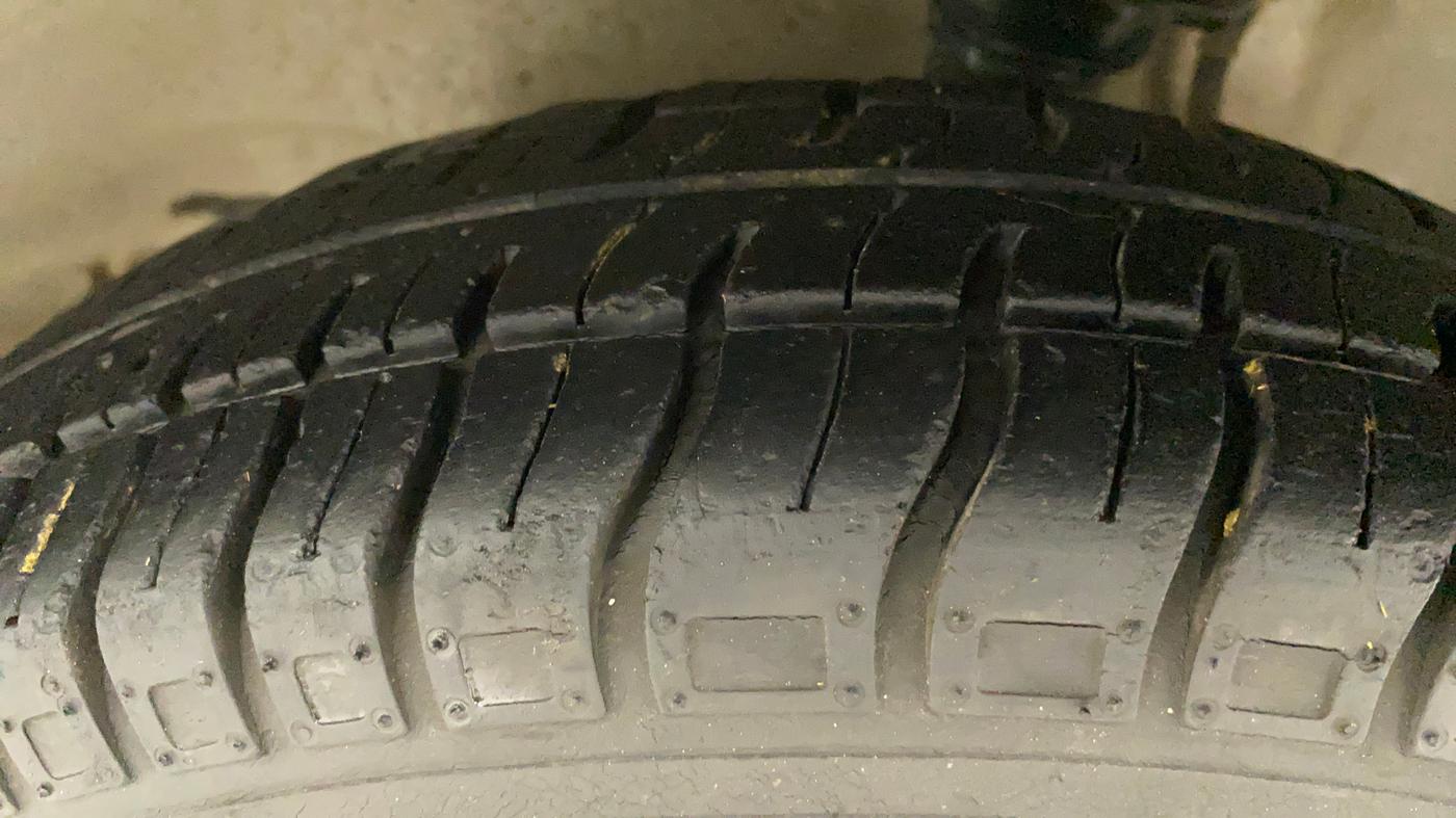 2015 Maruti Alto 800 VXI, Petrol, Manual, 26,501 km, Left Front Tyre Tread