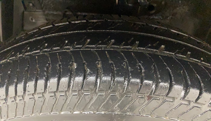 2014 Maruti Swift VXI, Petrol, Manual, 67,839 km, Left Front Tyre Tread