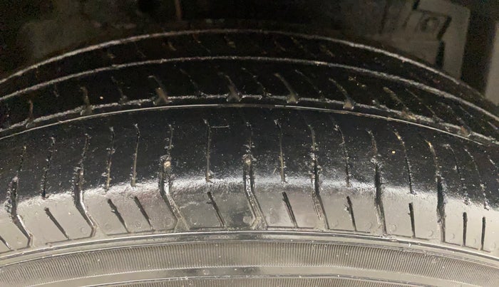 2014 Maruti Swift VXI, Petrol, Manual, 67,839 km, Right Front Tyre Tread