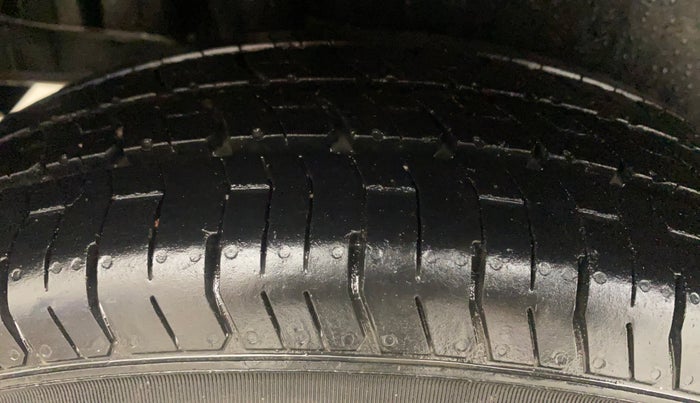 2014 Maruti Swift VXI, Petrol, Manual, 67,839 km, Right Rear Tyre Tread