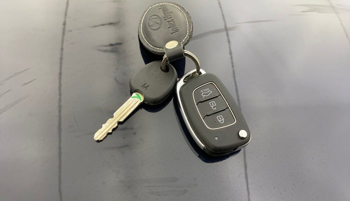 2024 Hyundai AURA S 1.2, Petrol, Manual, 2,413 km, Key Close Up