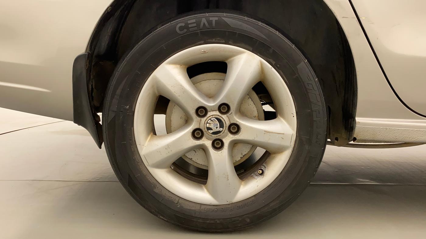 2013 Skoda Rapid ELEGANCE 1.6 MPI MT, Petrol, Manual, 1,14,710 km, Right Rear Wheel