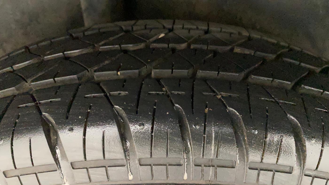 2011 Maruti Swift VXI, Petrol, Manual, 46,387 km, Right Rear Tyre Tread