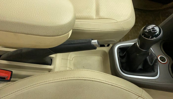 2013 Volkswagen Vento HIGHLINE 1.6 MPI, Petrol, Manual, 76,081 km, Gear Lever