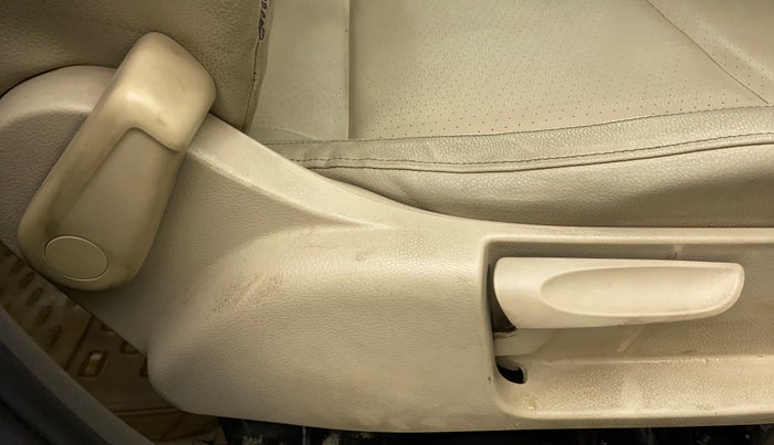 2013 Volkswagen Vento HIGHLINE 1.6 MPI, Petrol, Manual, 76,081 km, Driver Side Adjustment Panel