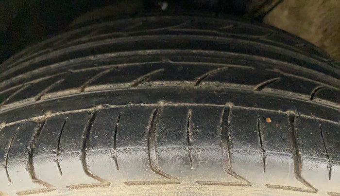 2013 Volkswagen Vento HIGHLINE 1.6 MPI, Petrol, Manual, 76,081 km, Left Front Tyre Tread