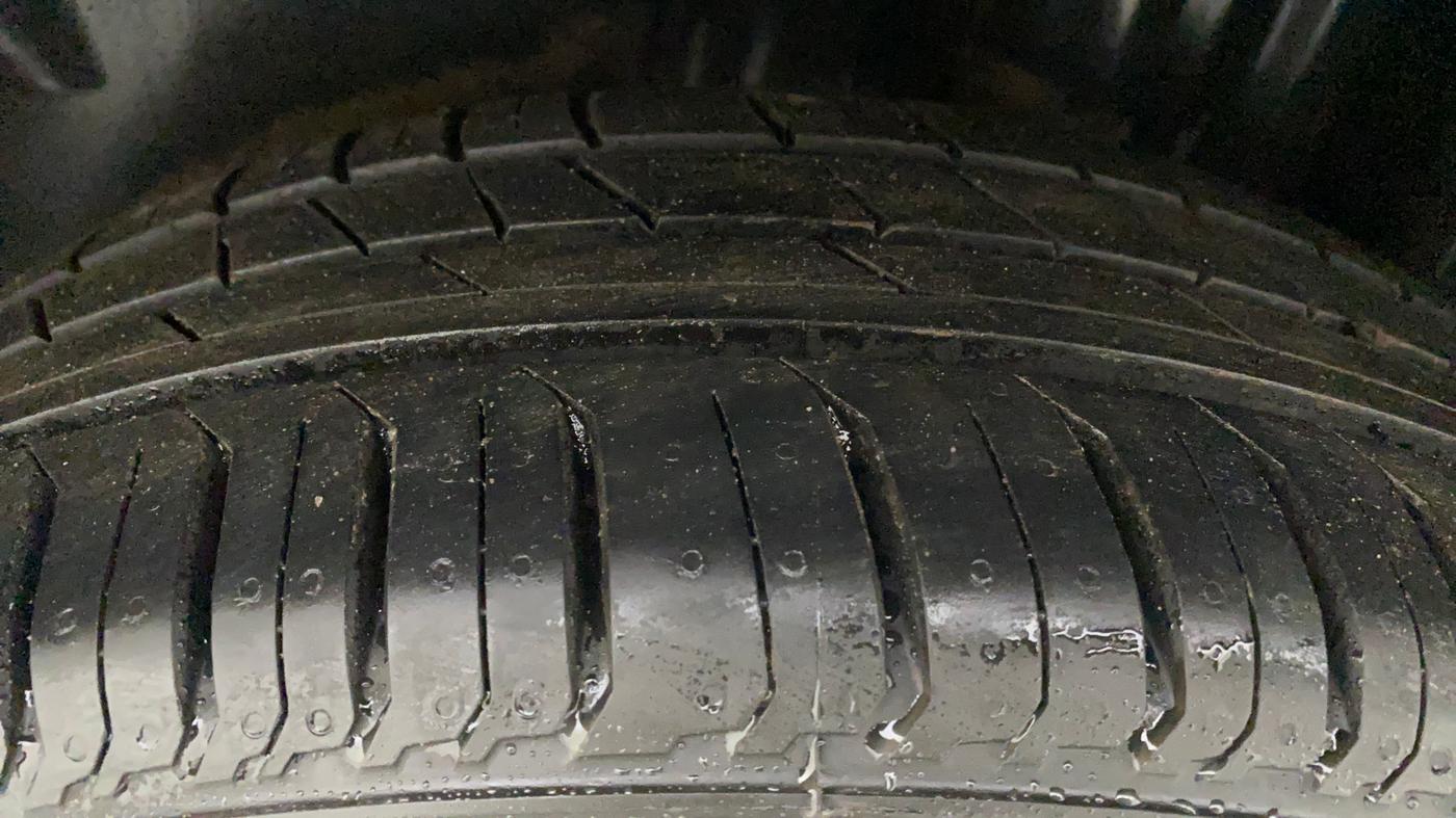 2013 Volkswagen Vento HIGHLINE 1.6 MPI, Petrol, Manual, 76,081 km, Left Rear Tyre Tread