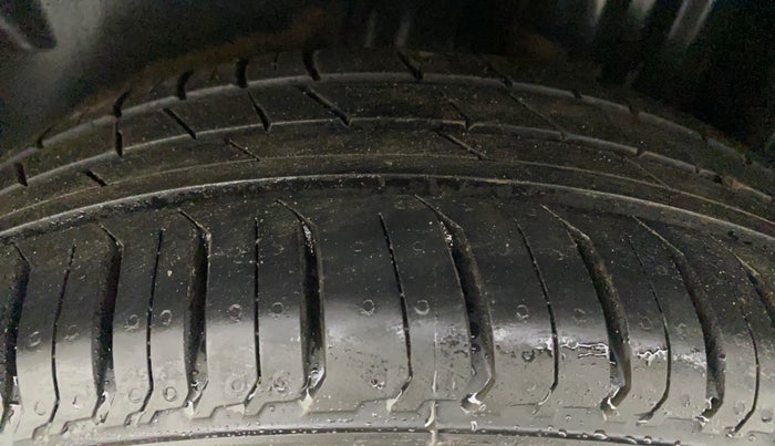 2013 Volkswagen Vento HIGHLINE 1.6 MPI, Petrol, Manual, 76,081 km, Left Rear Tyre Tread