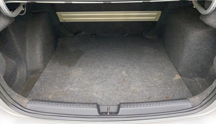 2013 Volkswagen Vento HIGHLINE 1.6 MPI, Petrol, Manual, 76,081 km, Boot Inside