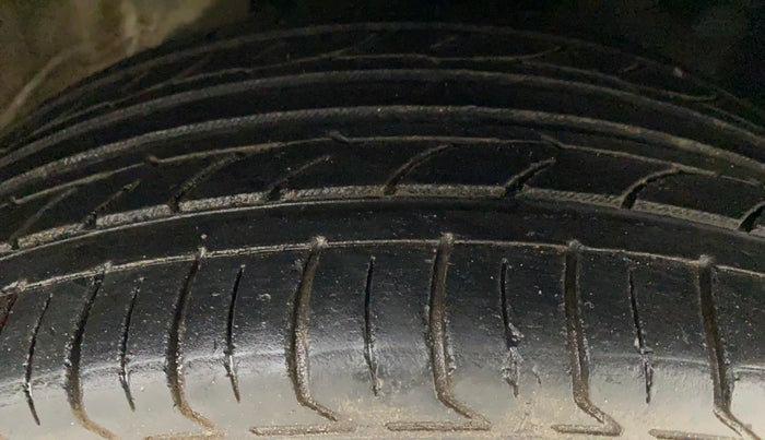 2013 Volkswagen Vento HIGHLINE 1.6 MPI, Petrol, Manual, 76,081 km, Right Front Tyre Tread