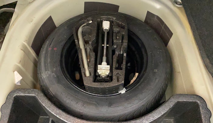 2013 Volkswagen Vento HIGHLINE 1.6 MPI, Petrol, Manual, 76,081 km, Spare Tyre