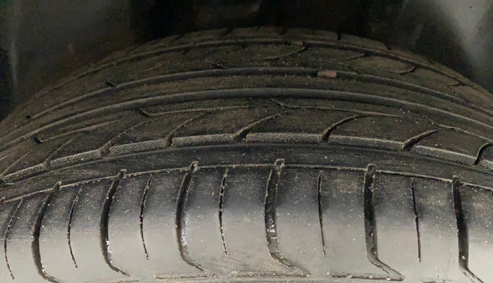 2013 Volkswagen Vento HIGHLINE 1.6 MPI, Petrol, Manual, 76,081 km, Right Rear Tyre Tread