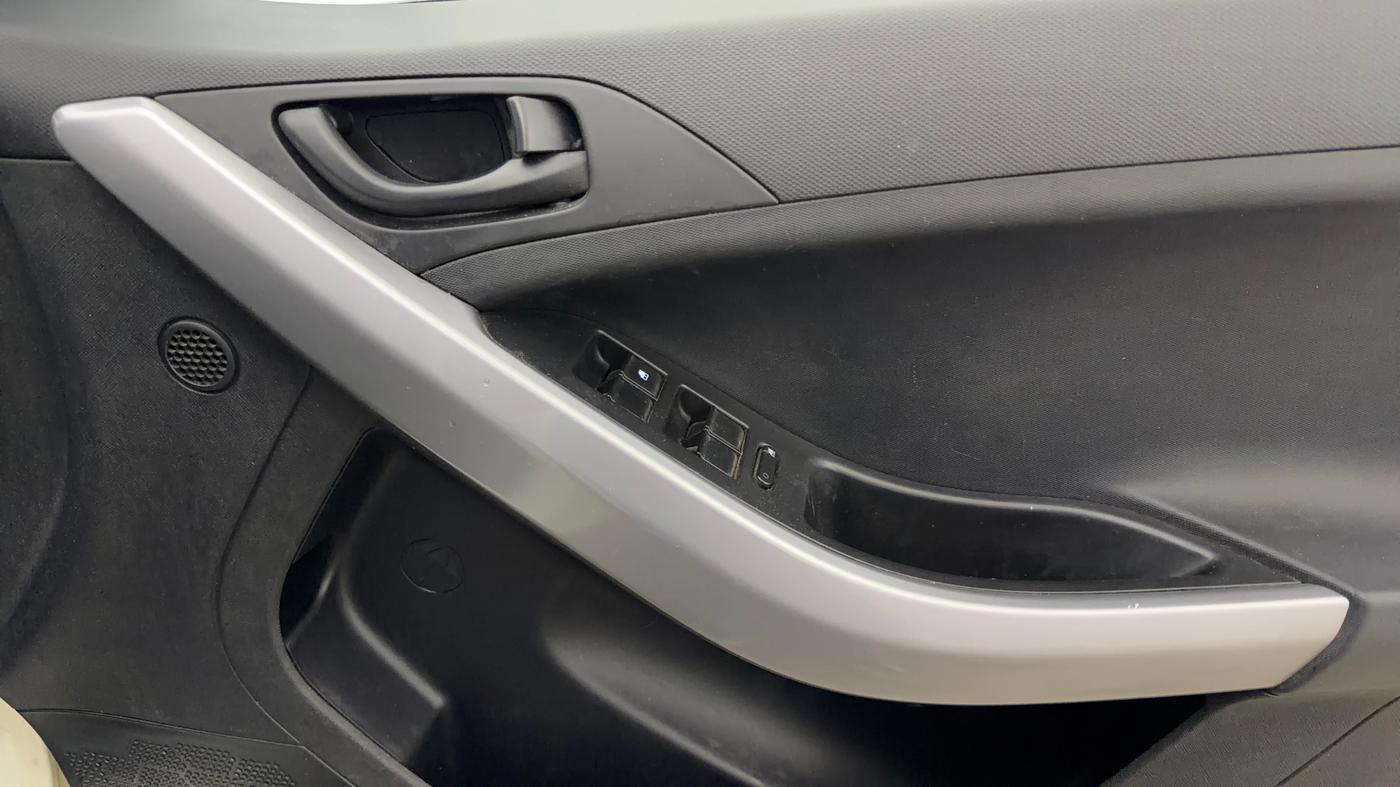 2021 Tata NEXON XM SUNROOF PETROL, Petrol, Manual, 53,434 km, Driver Side Door Panels Control