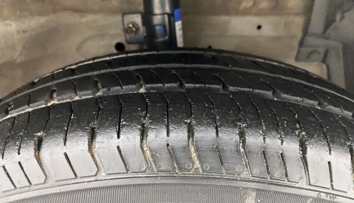 2013 Maruti Swift Dzire VXI, Petrol, Manual, 61,919 km, Right Front Tyre Tread