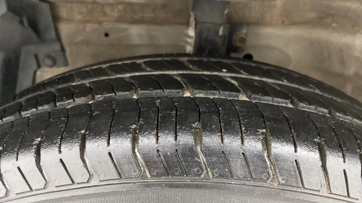 2013 Maruti Swift Dzire VXI, Petrol, Manual, 61,919 km, Left Front Tyre Tread