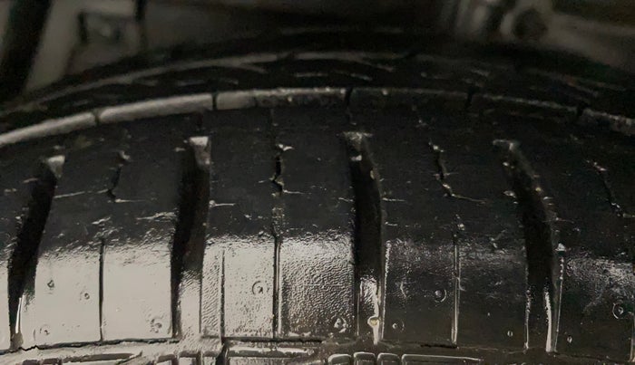 2012 Maruti Swift VXI, Petrol, Manual, 20,264 km, Left Front Tyre Tread