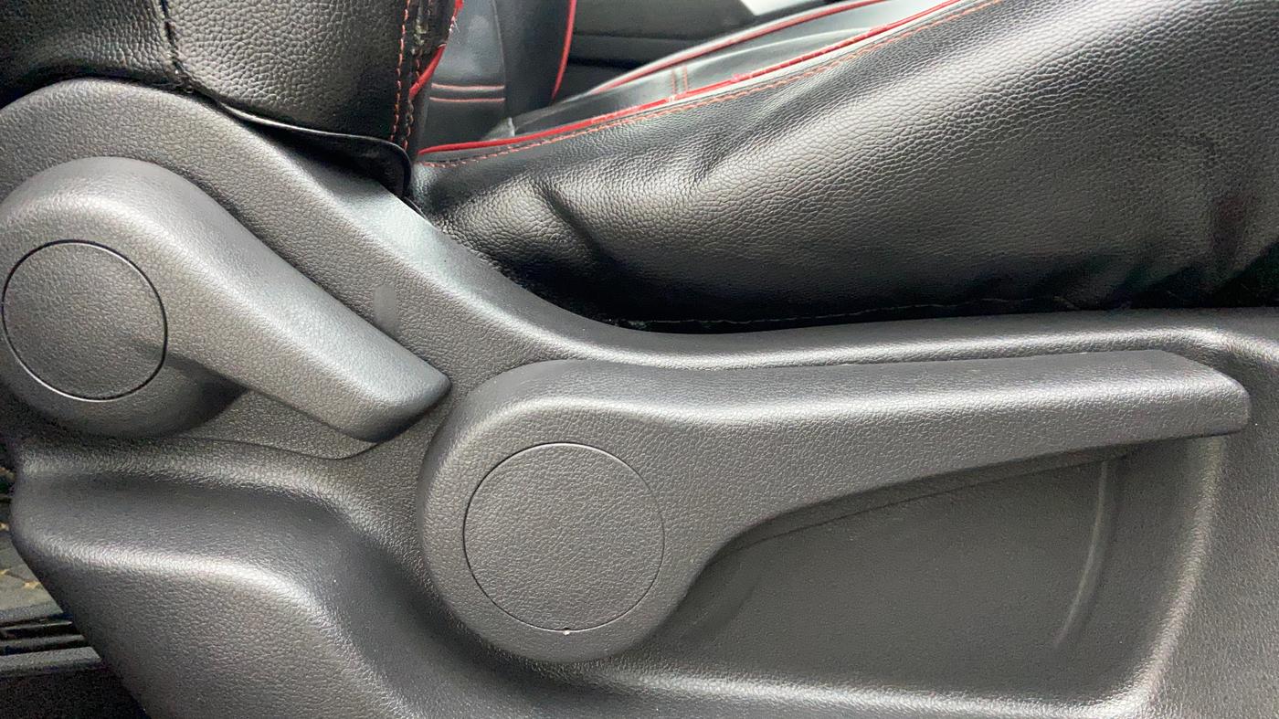 2019 Nissan Kicks XL 1.5, Petrol, Manual, 75,945 km, Driver Side Adjustment Panel