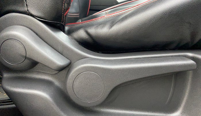2019 Nissan Kicks XL 1.5, Petrol, Manual, 75,945 km, Driver Side Adjustment Panel