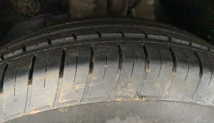 2017 Mahindra XUV500 W6, Diesel, Manual, 99,718 km, Left Front Tyre Tread