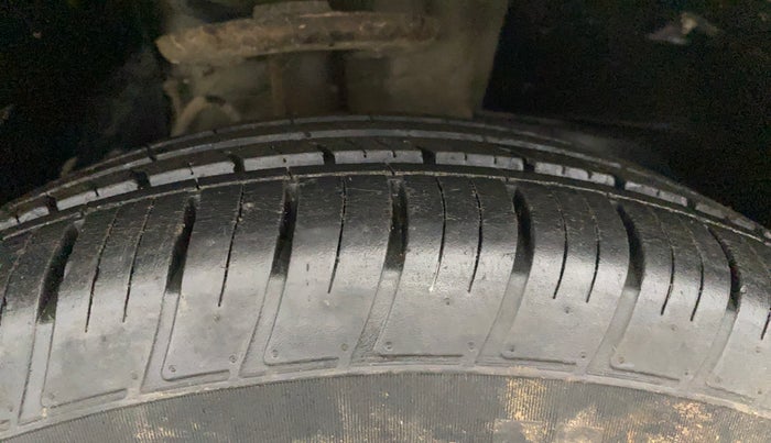 2017 Mahindra XUV500 W6, Diesel, Manual, 99,718 km, Right Front Tyre Tread