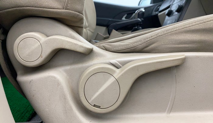 2017 Mahindra XUV500 W6, Diesel, Manual, 99,718 km, Driver Side Adjustment Panel
