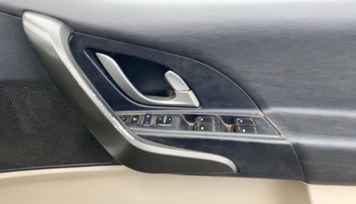 2017 Mahindra XUV500 W6, Diesel, Manual, 99,718 km, Driver Side Door Panels Control