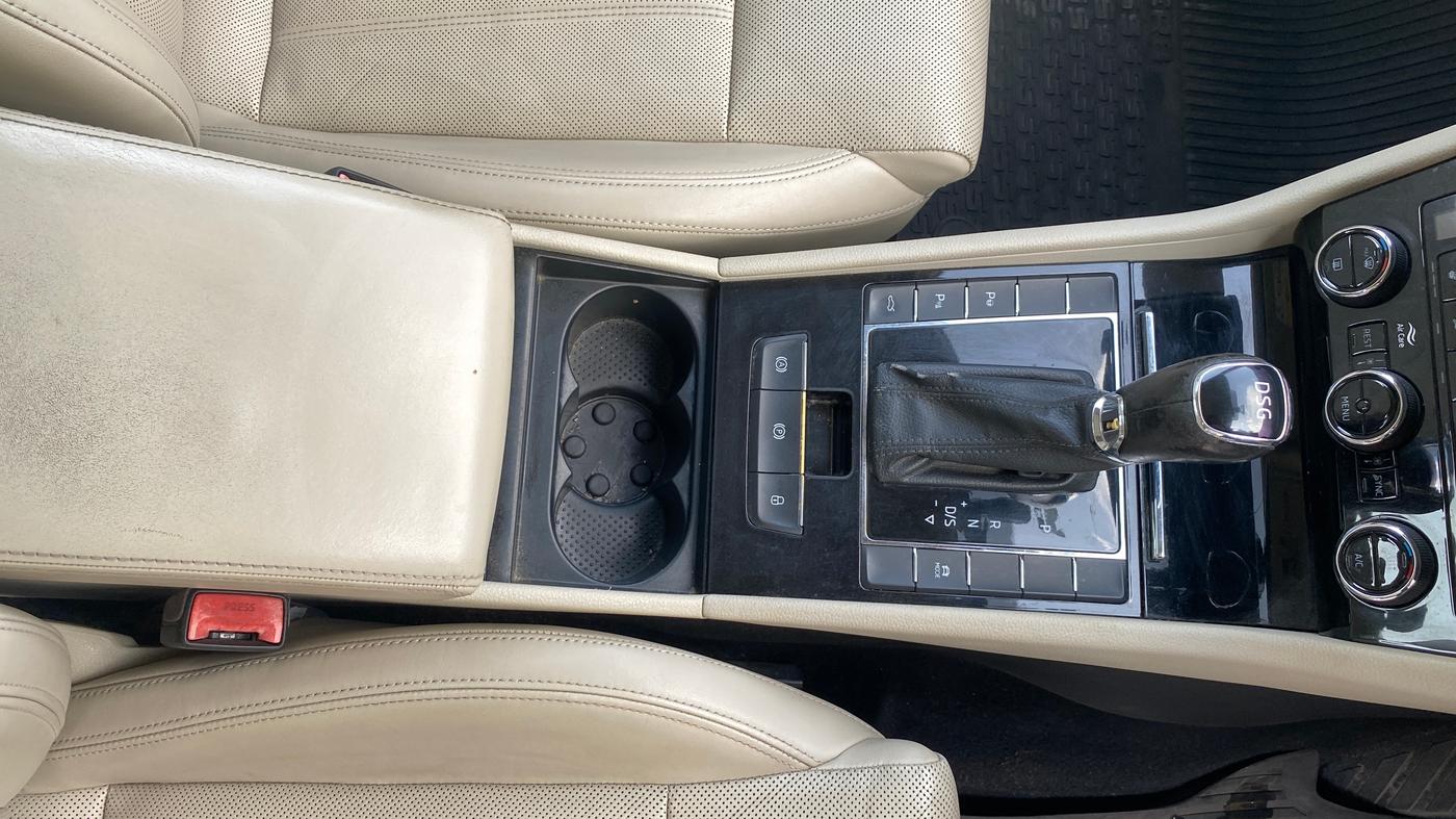 2018 Skoda Superb L&K 1.8 TSI AT, Petrol, Automatic, 86,785 km, Gear Lever