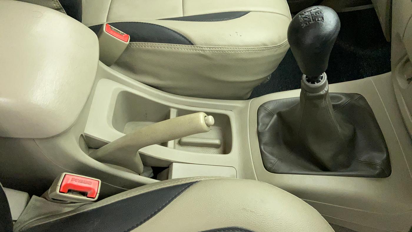 2013 Toyota Innova 2.5 GX 7 STR BS IV, Diesel, Manual, 1,21,826 km, Gear Lever