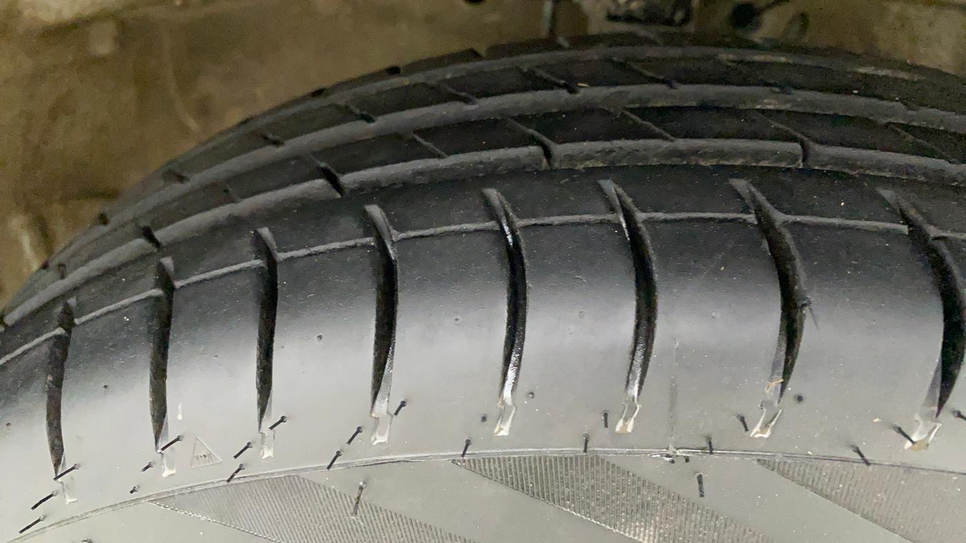 2017 Maruti Swift VXI O, CNG, Manual, 86,230 km, Right Front Tyre Tread
